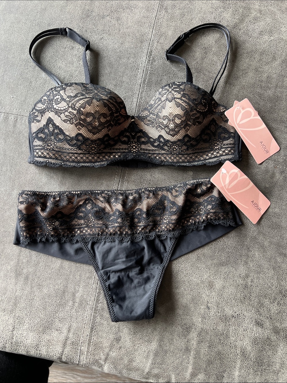 NEW! W/Tags! Designer lace bra. 34A & sexy matching panty. Small.